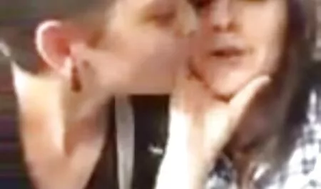 La chica con latinos follando a pelo las tetas de silicona es hermosa.