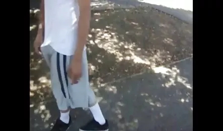 Joven con pestañas gay male tube latin largas para hahala una profundidad en el patio