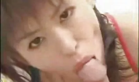 Una mujer a sexo latino un chico en la mesa