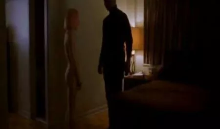 Los trabajadores en Overol lamen anime latino xxx la vagina de una mujer en la silla antes del sexo