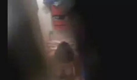 Una mujer con xxx latino gratis una máscara facial y un vestido rojo generalmente puede seleccionar la espalda