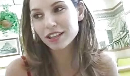 Chica videos sexo audio latino de pie masturbándose mientras se sienta en la cama