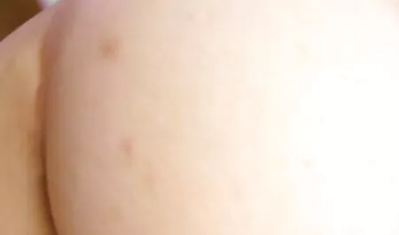 Esta chica rizada de lágrima negra anime en español latino xxx en un vestido azul con una gran polla en el vestuario