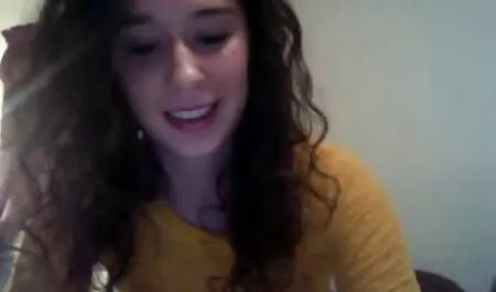Hermosa chica en el trios caseros latinos espejo.