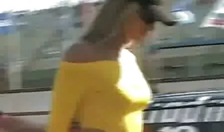 Mujer por no amteur latino joven con un hombre en el trabajo