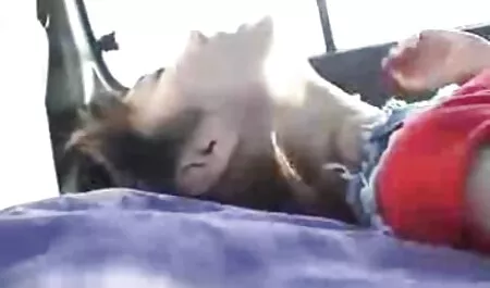 Barbudo Lovelace poner una sexo videos latinos gran polla en la rubia en el sofá