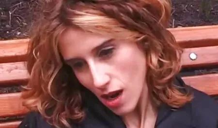 Un hombre con un porno anime en español latino tatuaje en la mano, una chica con el pelo blanco