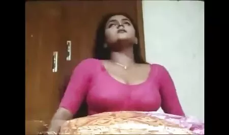 Grupo videos latinos amateur en habitación pequeña.