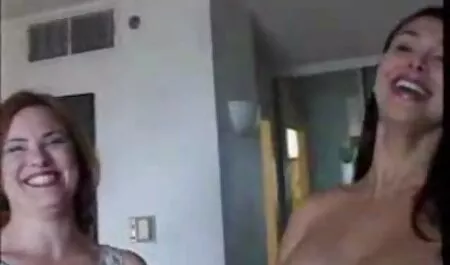 El hombre porn casero latino con una de las opciones en el dormitorio