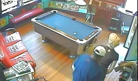 Rubia follando en latino en super camiseta, acariciándose en el dormitorio