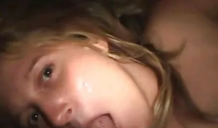 Mamá enseña cómo hacer Cooney y, con su novio, sexo anal en español latino entrégate a él