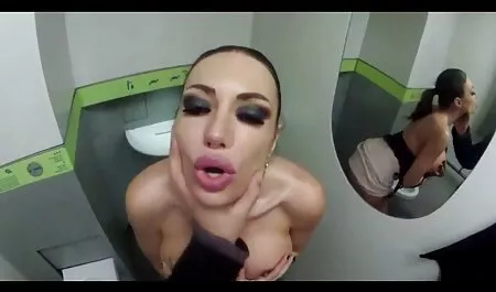 Belleza joven para un hombre sexo anal en español latino en el patio en una silla