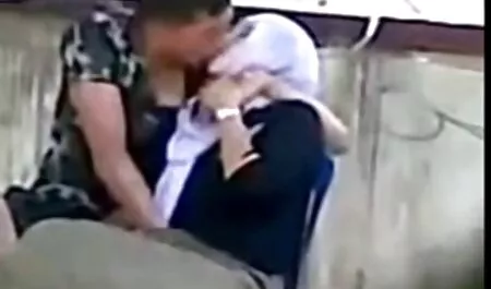 Mujer porno anime latino joven se sienta en el maletero, hombre, poner una Cavalerizza