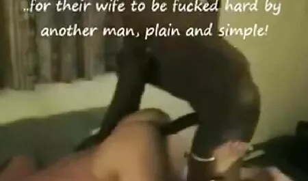 Chica extiende los labios y vio el agujero anal casero latino en la fundición