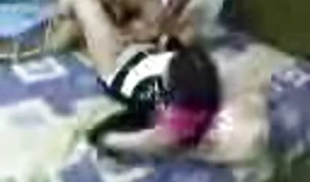 El tipo trajo a su novia una botella sexo anal en español latino de champán en el ano