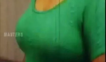 Conductor capsulando cerca del coche porno latino hd y en el bosque.
