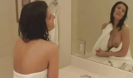 Cavar un xxx latino gratis agujero y pepinillos.