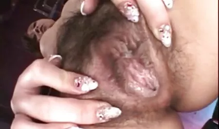 Una mujer rusa y la envió al anal en español latino baño.