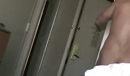 Esposa uñas rojas, dedo, coño, de porno mateur latino ella en el espejo encima de la cama