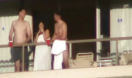 Dulce pelirroja chupando un chico en un coche, luego en sexo anal en español latino un hotel