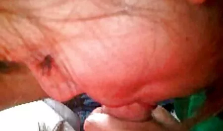 Bombas de entrenador atractivo anal amateur latino en medias en peludo gap