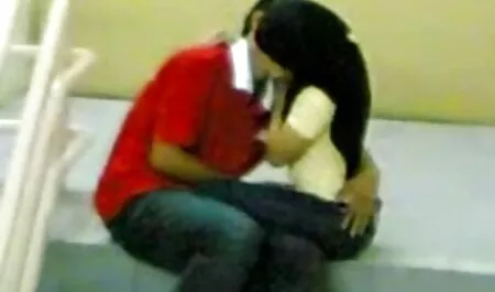 La chica que pintó inserta un juguete sexual en la anal amateur latino hendidura y se hace orgasmo