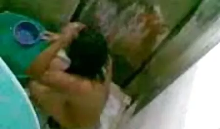 Nena se desnuda en la cámara y capucha porno amateur latino anal rosa en perlas