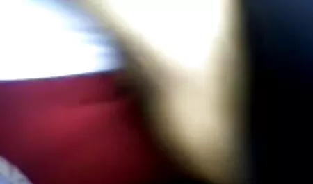 La rubia porno en vivo latino Sarah Monroe follada con una gran polla en el sofá