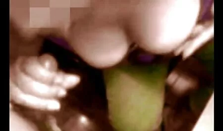 Chica delgada trios caseros latinos con grandes Tetas.