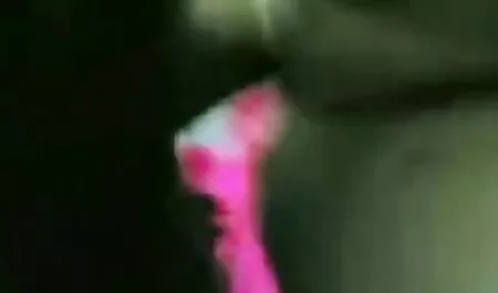 Una mujer se sienta sobre un hombre. sexo latino videos