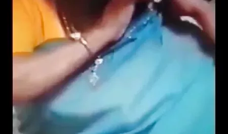 Depravado Japonés profesional sentado en una máquina sexual en la sala de sexo latino amateur estar