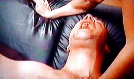 En lugar de hacer la criada, amateur latino vip un tipo en el sofá