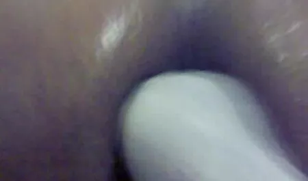 Rubia masturbación en el rojo sofá sexo latino